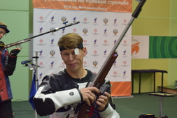 Денис Соколов одержал победу в стрельбе из малокалиберной винтовки