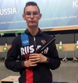 Антон Аристархов победил в стрельбе из пневматического пистолета