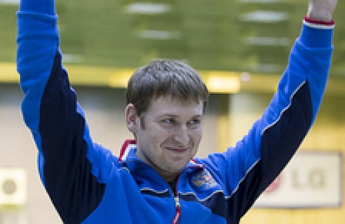 Леонид Екимов победил в скоростной стрельбе из пистолета на соревнованиях в Ижевске 
