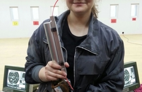 В стрельбе из пневматического пистолета победила Анастасия Новикова