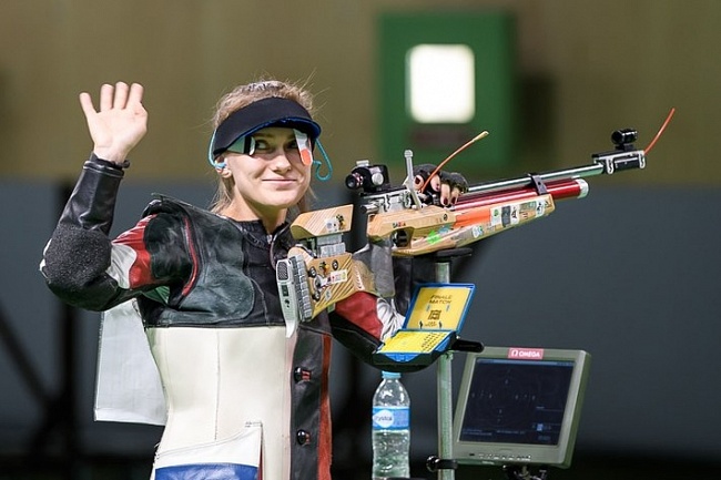 Дарья Вдовина в финале упражнения "пневматическая винтовка, женщины" (фото ISSF)