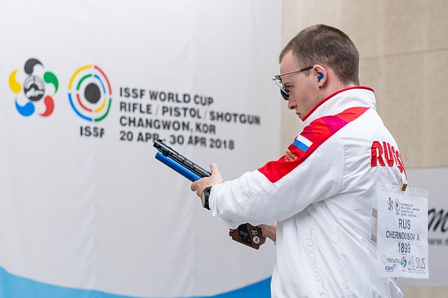 Победитель в пневматическом пистолете Артём Черноусов (фото ISSF)