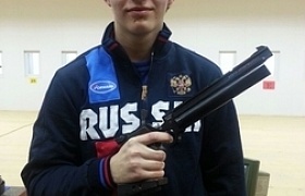 Александр Петров показал лучший результат в стрельбе из пневматического пистолета