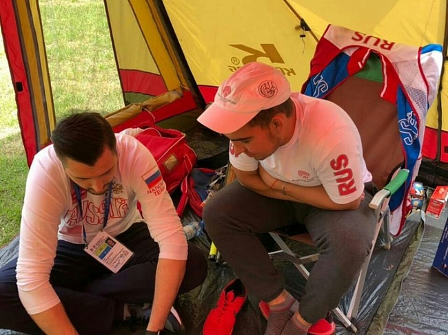 На фото слева направо: врач сборной команды России Иван Евтхович и Михаил Шарапов