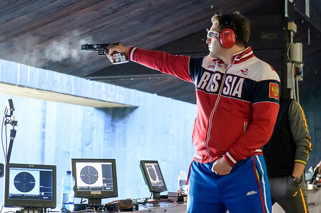 Алексей Климов в финале упражнения "скоростной малокалиберный пистолет" (фото ISSF)