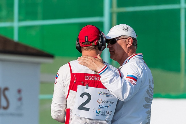 Никита Егоров с тренером сборной команды России Максимом Косаревым (фото ISSF)