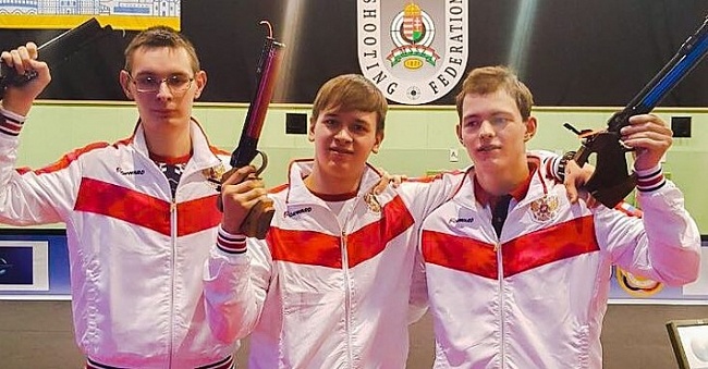 Слева направо: А.Аристархов, А.Кондрашин и А.Петров - «золото» командных соревнований в пневматическом пистолете