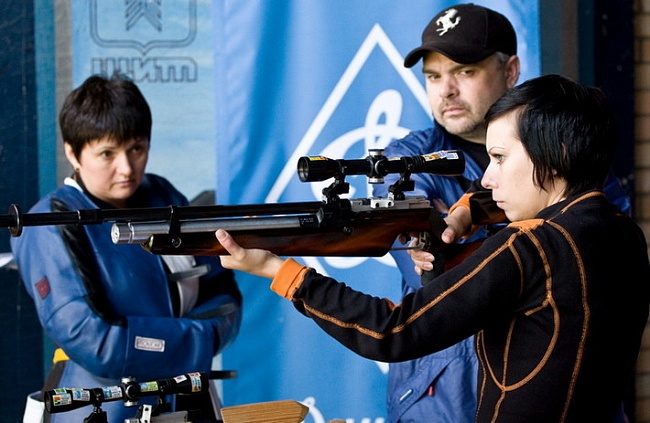 Юлия Эйдензон в стрельбе из пневматической винтовки по мишени