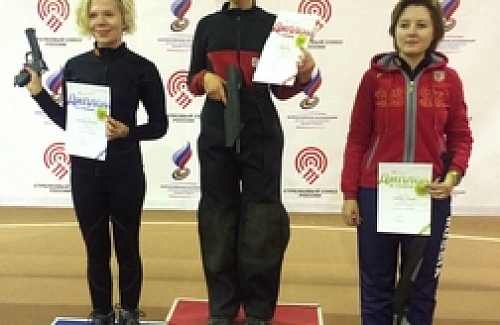 Мария Андрейчикова победила в стрельбе из винтовки в упорной борьбе 