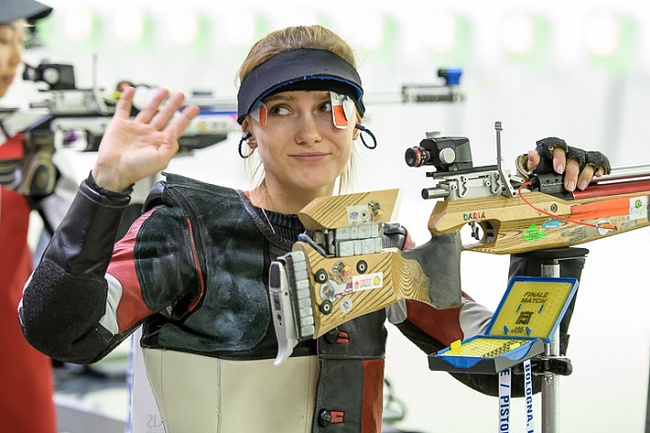 Дарья Вдовина в финале упражнения "пневматическая винтовка" (Фото ISSF)