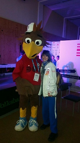 Наталия Ордина с маскотом соревнований