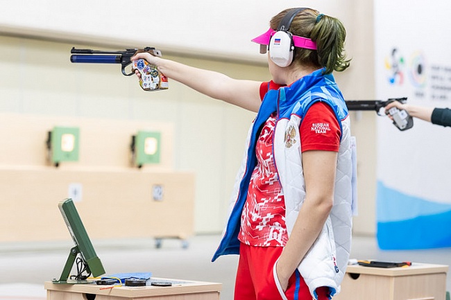 Фиталина Бацарашкина в финале в стрельбе из пневматического пистолета (фото ISSF)
