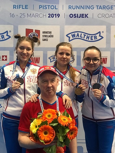 Светлана Медведева, Виталина Бацарашкина и Екатерина Коршунова завоевали «бронзу» упражнения «Пневматический пистолет, женщины. Командный зачёт»