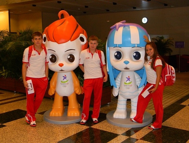 Николай Килин, Егор Максимов и Екатерина Барсукова с символами Юношеской Олимпиады