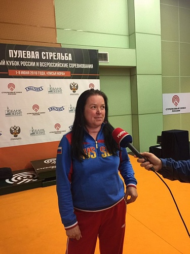 Победитель Всероссийских соревнований в стрельбе из пневматического пистолета даёт интервью телеканалу Матч-ТВ