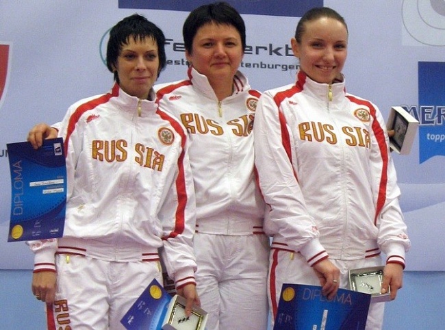 Ирина Измалкова (в центре) завоевала две золотые медали в Международных Соревнованиях