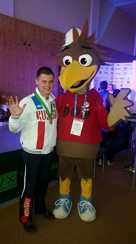 Владислав Фетисов с маскотом соревнований