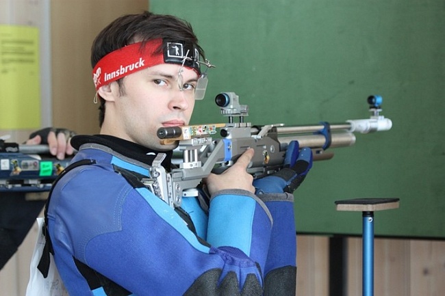 Сергей Круглов выиграл золото в стрельбе из пневматической винтовки