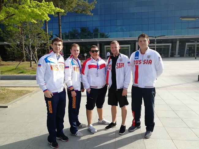 (на фото слева направо) И.Виноградов, Н.Егоров, М.Кабацкий, М.Смыков и Г.Мамкин перед церемонией открытия