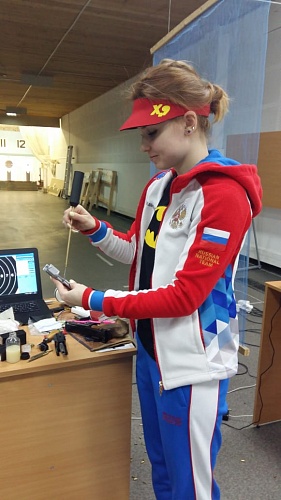 Ирина Серебрянская готовит своё снаряжение