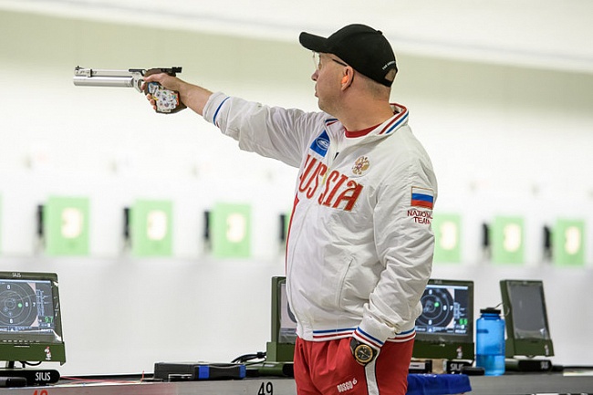 Владимир Исаков в финале упражнения "пневматический пистолет" (Фото ISSF)
