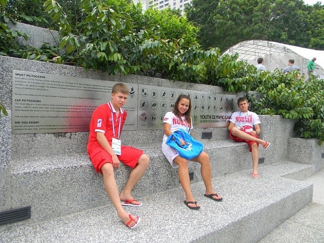 Егор Максимов, Екатерина Барсукова и Николай Килин в парке олимпийской деревни