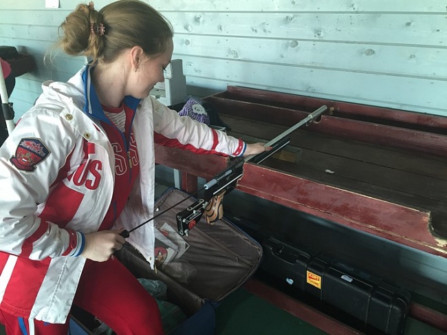 Полина Хорошева чистит винтовку