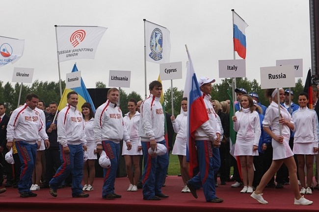 зрители и участники соревнований приветствуют команду российских стрелков