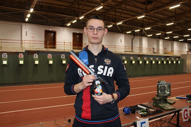Антон Аристархов - победитель в стрельбе из пневматического пистолета