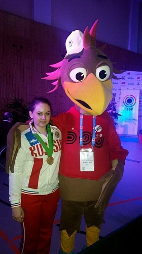 Анастасия Галашина с маскотом соревнований