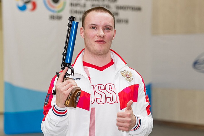 Победитель в пневматическом пистолете Артём Черноусов (фото ISSF)