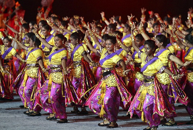 Народные танцы в исполнении сингапурских артистов