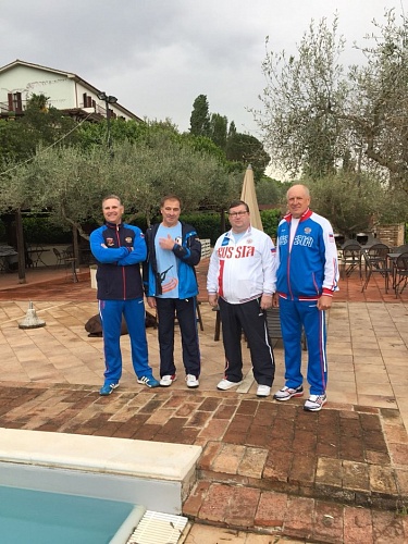 На фото слева направо: М.Косарев (старший тренер), С.Усов и В.Ивашкевич (массажисты), Н.Тенилин (тренер)