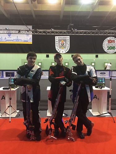 Слева направо: Д.Гончаренко, Г.Шамаков, И.Марсов - «золото» в командных соревнованиях в пневматической винтовке