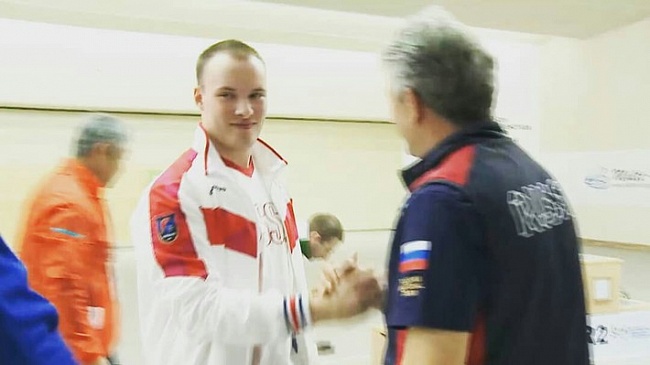 Артём Черноусов принимает поздравления с победой от тренера сборной команды России Желько Тодоровича