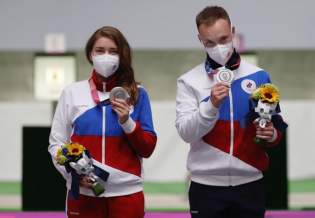 Серебряные призеры Виталина Бацарашкина и Артем Черноусов (Фото Киврин/Голованов) 