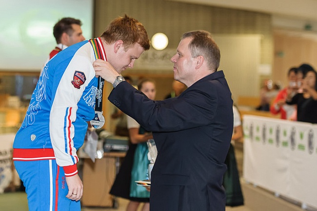 Йорг Брокамп (ISSF) награждает Кирилла Григорьяна (Фото ISSF)