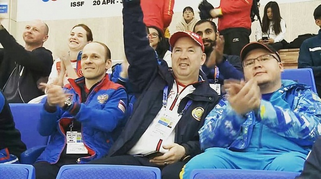 Владимир Исаков (в центре) и Владимир Гончаров болеют за Артёма Черноусова в финале