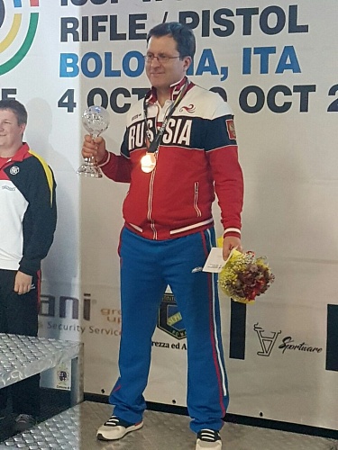 Бронзовый призёр в скоростной стрельбе из малокалиберного пистолета Алексей Климов