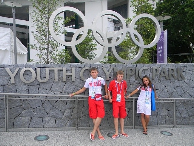 Николай Килин, Егор Максимов и Екатерина Барсукова в парке олимпийской деревни