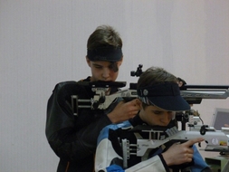 Юноши разыграли медали в стрельбе из пневматической винтовки