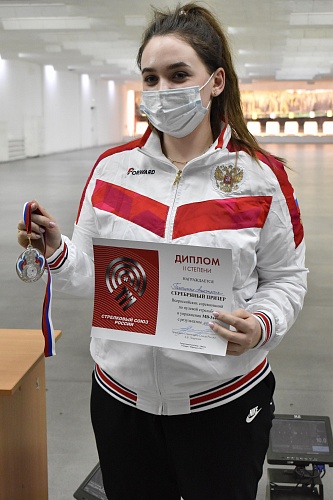 Серебряный призер в упражнении "Малокалиберная винтовка, 3 положения, женщины" Анастасия Галашина