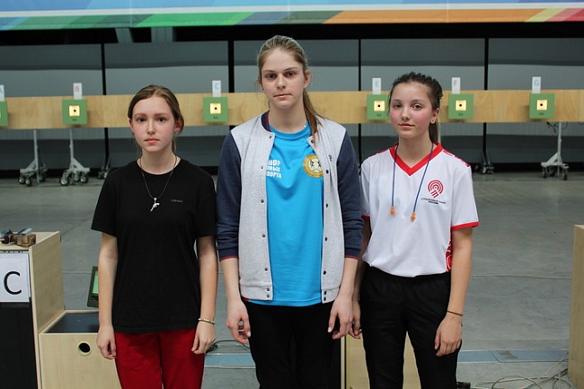 Дарья Литау - 1 место в стрельбе из пневматического пистолета, Дарья Корженко - 2 место, Мария Попова - 3 место