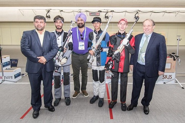 Призёры в юниорской винтовке с президентами федераций стрелкового спорта Ирана, Индии и России